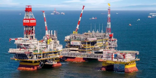 platforma petrolieră Filanovski a Lukoil FOTO X / Tim White @TWMCLtd