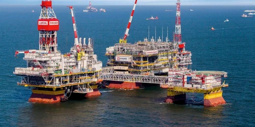 platforma petrolieră Filanovski a Lukoil FOTO X / Tim White @TWMCLtd