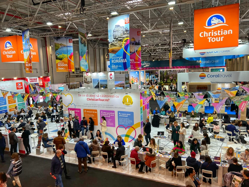 Târg de turism cu mulți expozanți