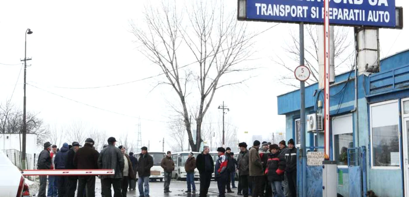 Liderii de sindicat şi angajaţii care au participat la ultima grevă "spontană" trebuie să plătească daunele produse societăţii 