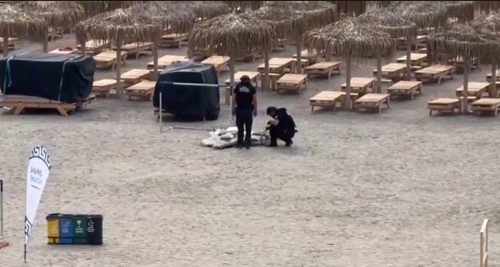 „Au luat-o de aripi și au cărat-o pe plajă”. Două turiste au mutat drona cu explozibil descoperită miercuri în Olimp, înainte să ajungă geniștii