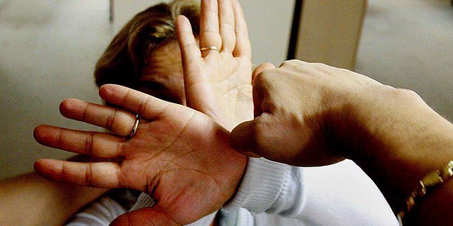 Profesoara dintr-o localitate din Vaslui a fost agresată de soțul său consilier local, chiar în fața școlii. Înfricoșătorul incident a fost urmărit și de elevi.