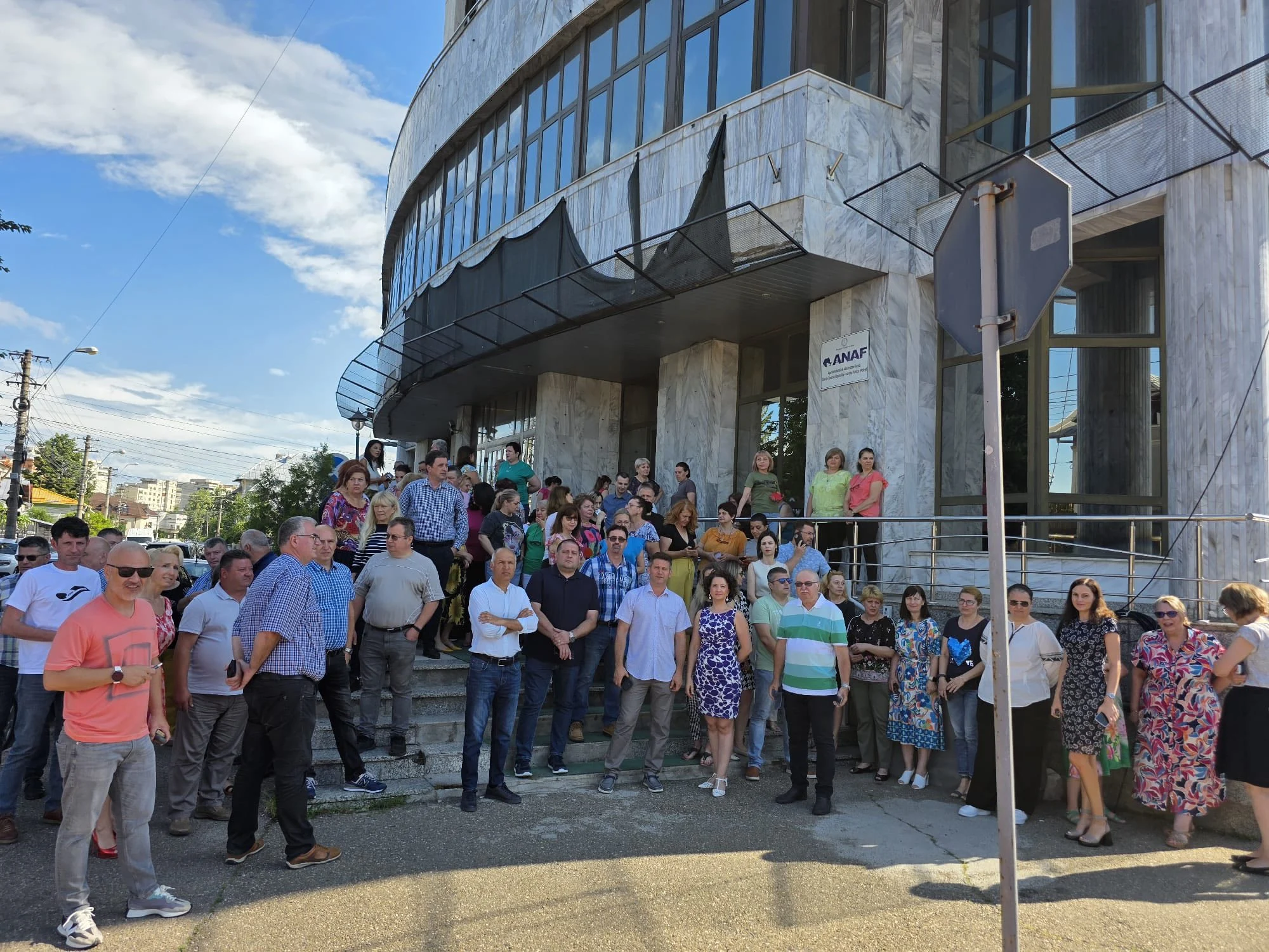 Proteste ale bugetarilor din Finanțe. SindFISC cere „compensare salarială pentru interdicțiile și riscurile profesionale”