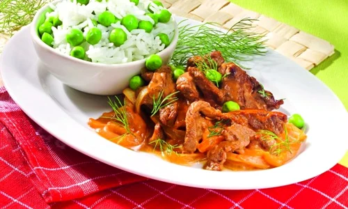 vita stroganoff cu garnitura de orez si mazare 580x400 0 jpeg