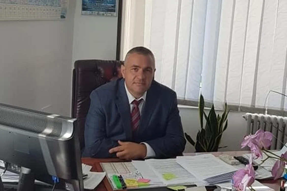 Primarul Cosmin Morega face aproape zilnic transmisii video live pe Facebook