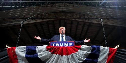 Candidatul republican la preşedenţia Statelor Unite Donald Trump se adresează susţinătorilor în timpul unei întâlniri electorale desfăşurate în California. FOTO Guliver/Gettyimages