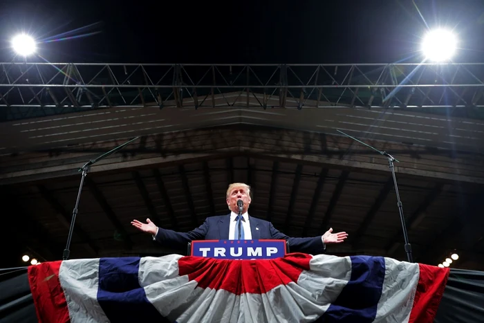 Candidatul republican la preşedenţia Statelor Unite Donald Trump se adresează susţinătorilor în timpul unei întâlniri electorale desfăşurate în California. FOTO Guliver/Gettyimages