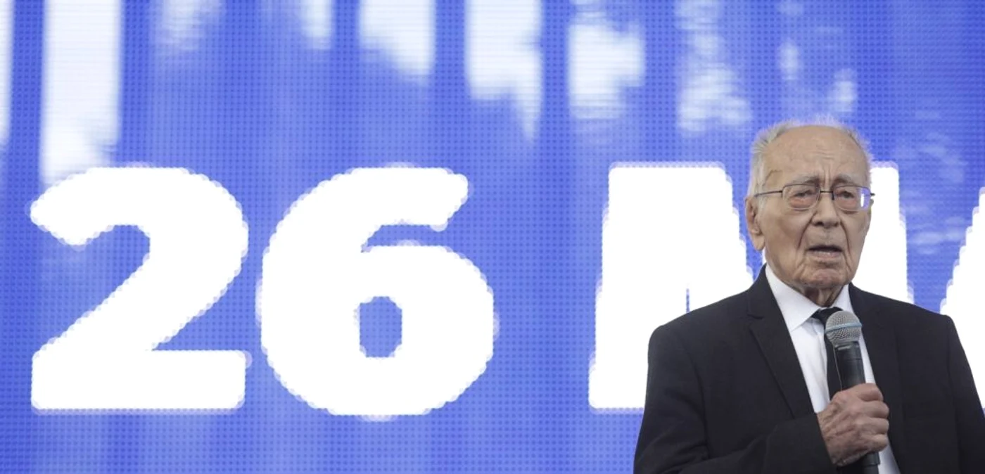 Mihai Şora a ţinut un discurs în Piaţa Vcitoriei, în cadrul manifestaţiei „Toţi pentru Europa“