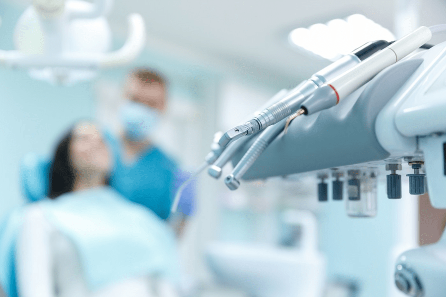 Un britanic a decis să meargă la dentist în Ucraina. „Când am văzut nota de plată, am știut că a meritat”