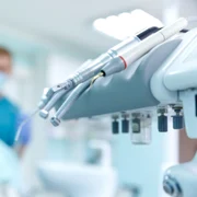 stomatologie instrumente cabinet dentist foto shutterstock