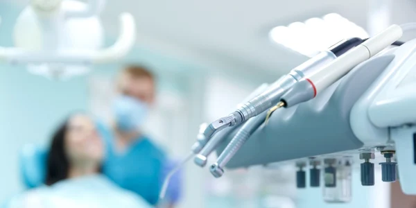 stomatologie instrumente cabinet dentist foto shutterstock