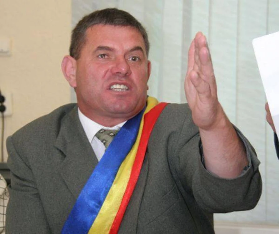 Primarul comunei Slatina, Ilie Gherman, a plătit, după două luni, salariile profesorilor. FOTO: Adevărul