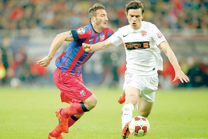 
    Duelul dintre Piovaccarri  şi Rus a fost mai puţin  încrâncenat decât lupta  suporterilor cu jandarmii (Fotografii: mediafax)  