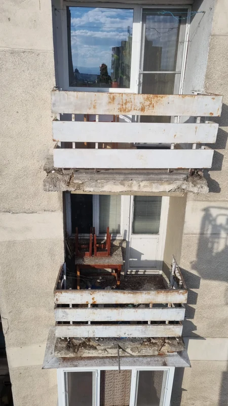 Balcoanele unui bloc din centrul orașului Râmnicu Vâlcea au început să se dezintegreze Foto ISU Vâlcea jpeg
