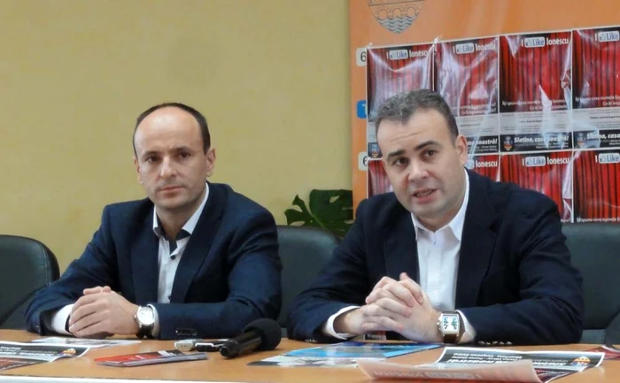 Minel Prina (stg.), a fost ales oficial edil al Slatinei şi îi urmează în fotoliul de la primărie fostului edil, Darius Vâlcov (dr.), ales senator la alegerile din decembrie anul trecut