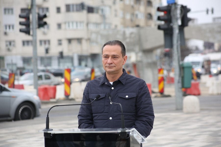 Băluță îl critică pe Bolojan la prezentarea lucrărilor la pasajul de la Apărătorii Patriei: „Frânează dezvoltarea României”
