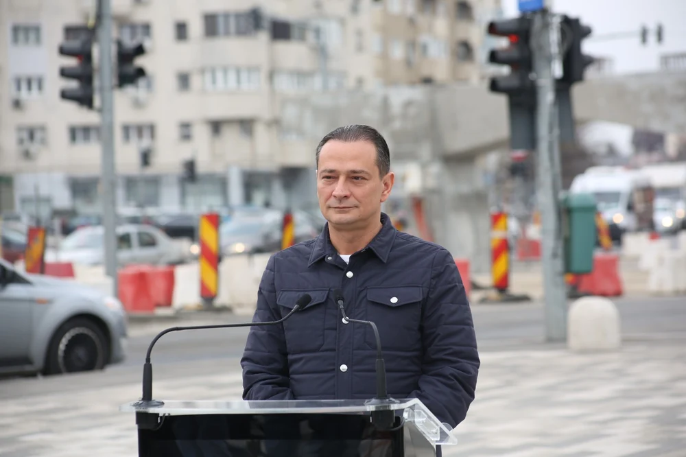 Băluță îl critică pe Bolojan la prezentarea lucrărilor la pasajul de la Apărătorii Patriei: „Frânează dezvoltarea României”