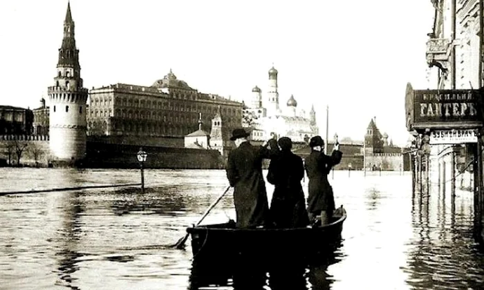 FOTO: Moscova sub ape  Marea inundaţie din 1908 jpeg