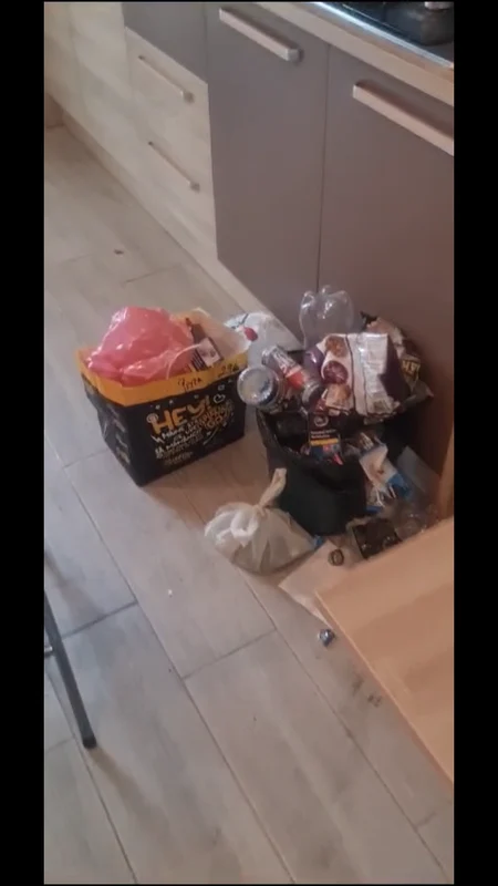Coșuri pline cu gunoi până la refuz  