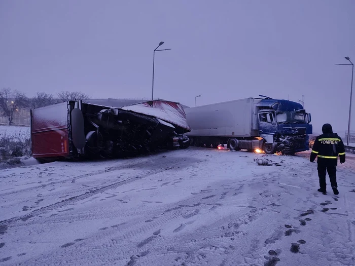 Unul dintre TIR-uri s-a răsturnat FOTO ISU Neamț