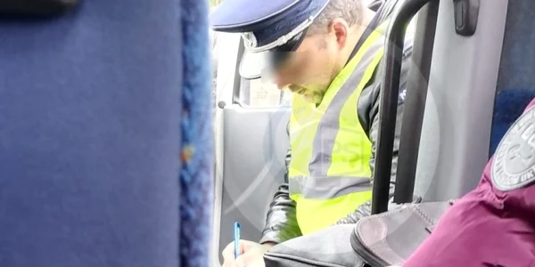 Poliţist în misiune fără mască FOTO presasm.ro