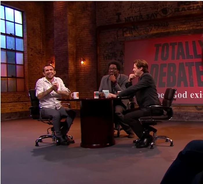 
    Cei doi umorişti au dat o nouă conotaţie discuţieiFoto Youtube  