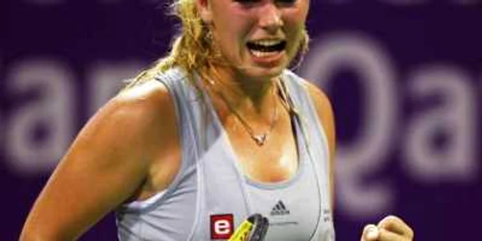 TENIS: Wozniacki rezistă crampelor musculare şi câştigă eroic cu Zvonareva