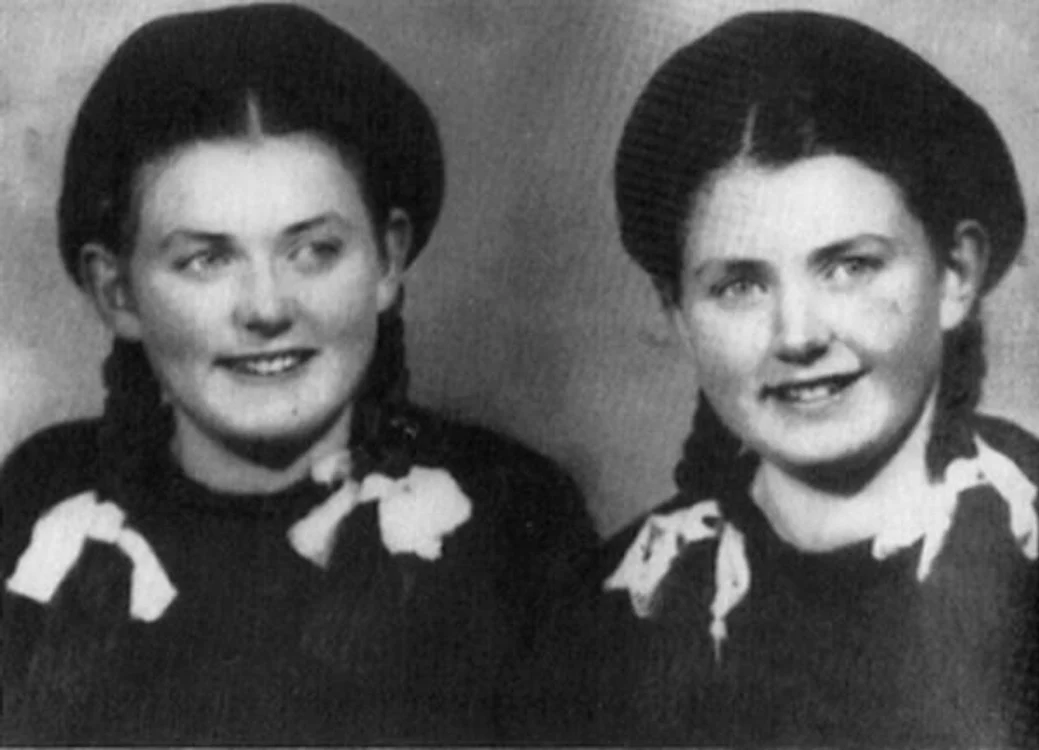 
    Eva şi Miriam Mozes, într-o fotografie dinainte de infernul de la AuschwitzSursa: historia.ro  