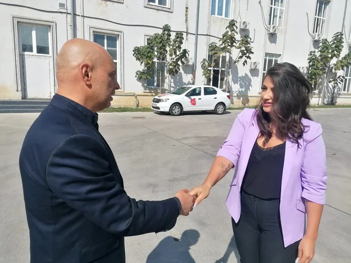 Alături de directorul societăţii de transport în comun din Slatina. Foto: adevarul.ro