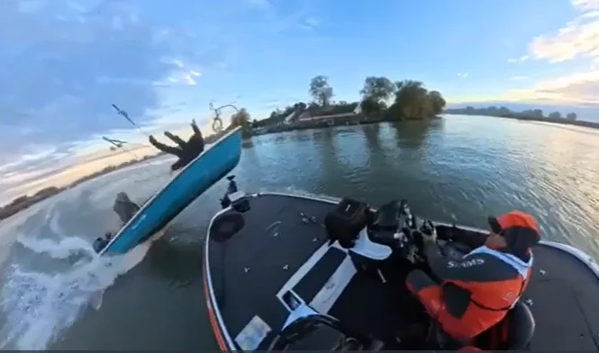 Momentul în care două ambarcaţiuni se ciocnesc în Deltă, iar un bărbat e aruncat în aer: „Băi nebunilor! / Nu v-am văzut, pe cuvânt”