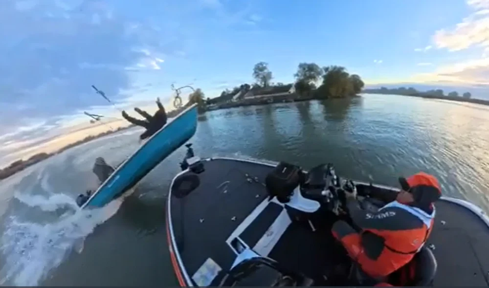 Momentul în care două ambarcaţiuni se ciocnesc în Deltă, iar un bărbat e aruncat în aer: „Băi nebunilor! / Nu v-am văzut, pe cuvânt”