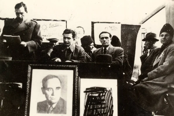 Nicolae Ceauşescu la un miting electoral, în 1946 (© „Fototeca online a comunismului românesc”, cota: 1/1946)