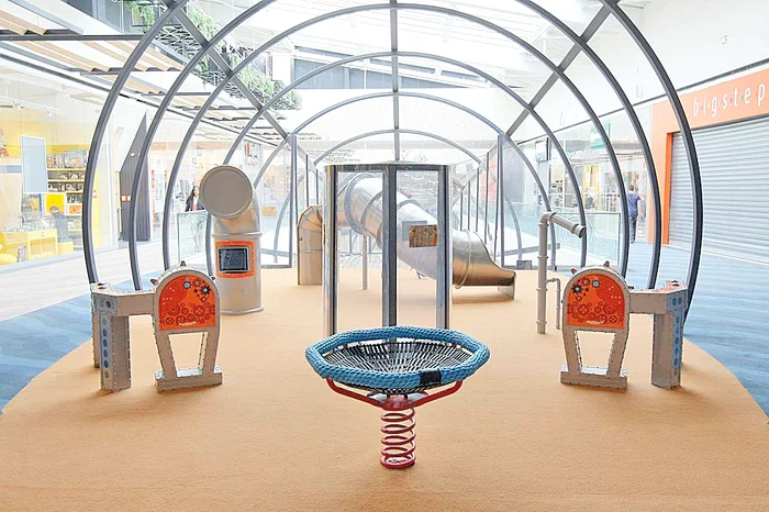 Locurile de joacă de la interior sunt inspirate de scrierile lui Jules Verne