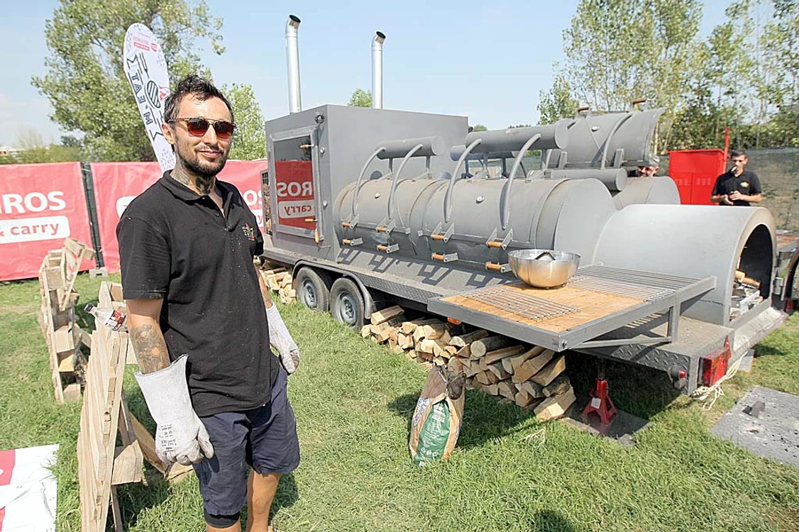 Toni Gagiuc a lucrat două luni la acest grătar pe roţi. De obicei, tânărul construieşte motociclete 