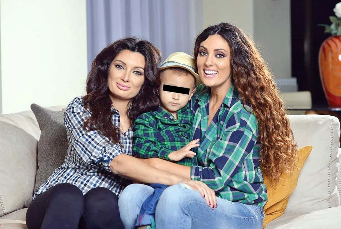 
    Claudia Pavel, aici alături de  sora ei, Paula, care o ajută la  creșterea micuțului Noah (3 ani)  