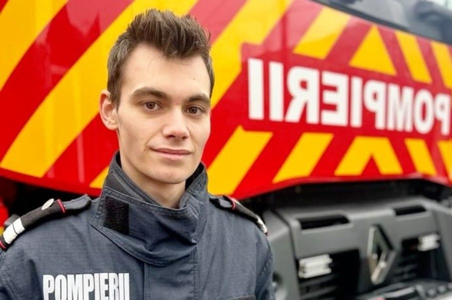 Cum au decis pompierii argeșeni să-l ajute pe un tânăr coleg, care a muncit de mic pentru a-și sprijini familia sărmană