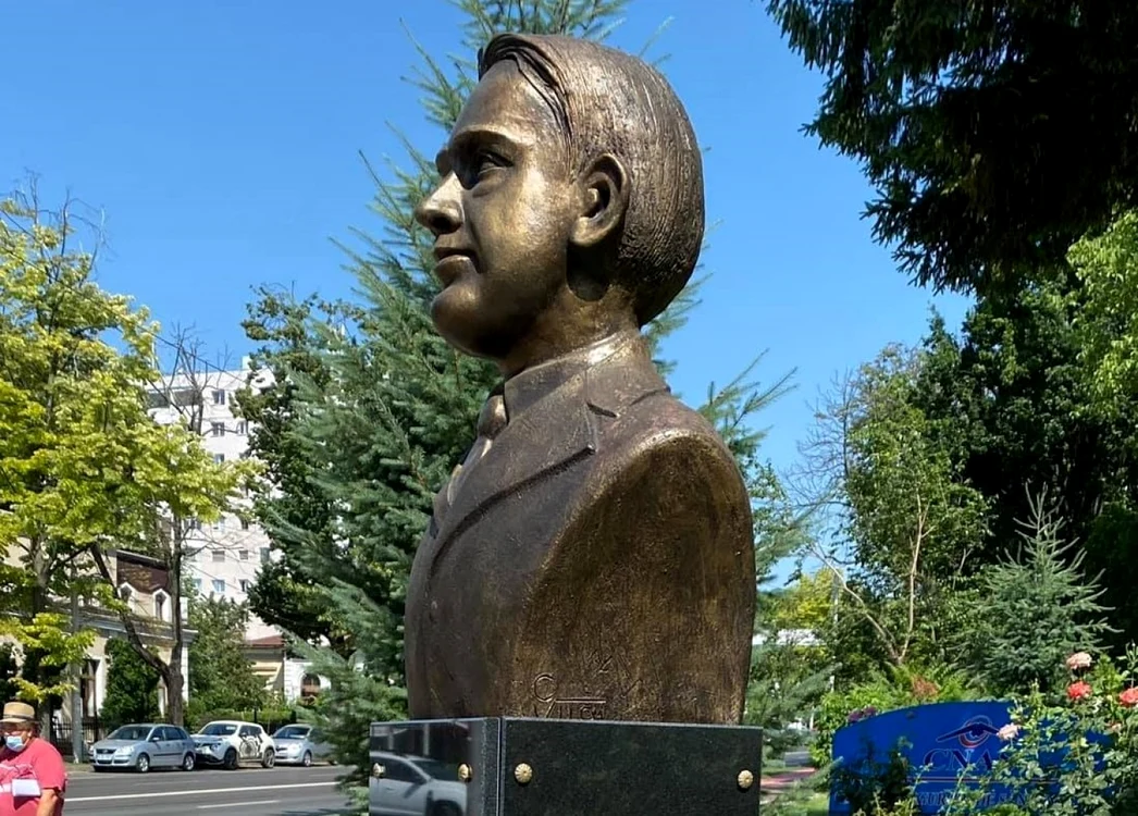 Statuie Octavian Goga / FOTO: Facebook Adrian Cioflâncă
