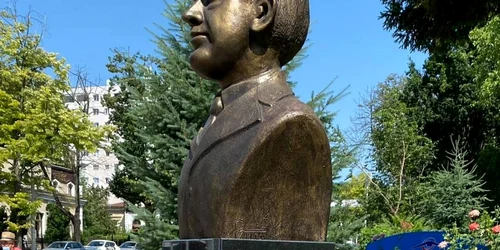 Statuie Octavian Goga