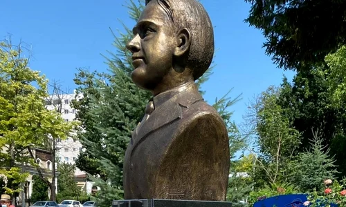 Statuie Octavian Goga