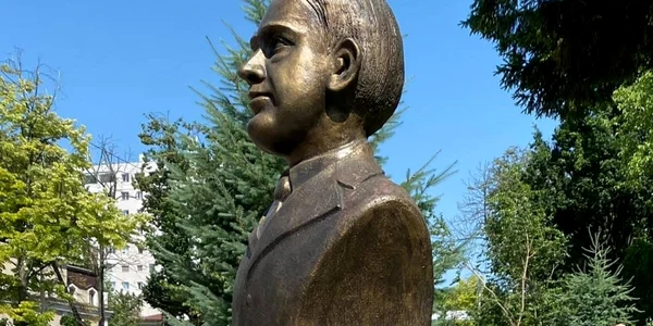 Statuie Octavian Goga