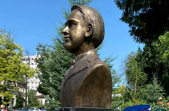 Statuia lui Octavian Goga din Iași a fost eliminată/ FOTO: Facebook Adrian Cioflâncă