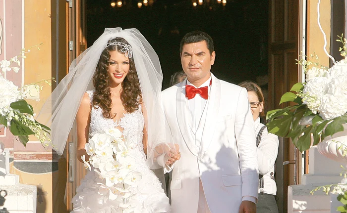 
    Valentina Pelinel spune că trăieşte cele mai frumoase clipe din viaţă  