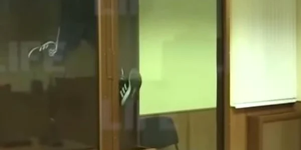 Rus incercand sa fuga din sala de judecata prin tavan Captura YouTube/ Life Novosti