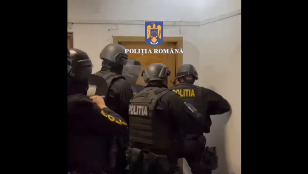 Intervenție în forță a luptătorilor SAS în Capitală. Un bărbat s-a baricadat în casă și i-a întâmpinat cu maceta VIDEO