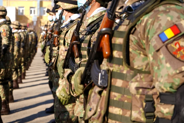 Salariu soldat/ Foto: Shutterstock