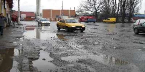 Şoferii fac slalom printre gropile din asfalt