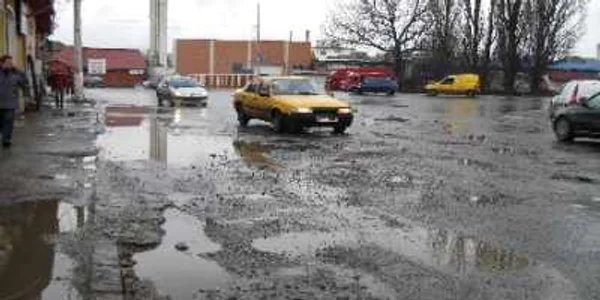 Şoferii fac slalom printre gropile din asfalt