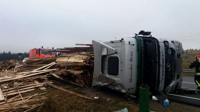 TIR-ul s-a răsturnat pe raza judeţului Bistriţa-Năsăud. FOTO: ISU Suceava