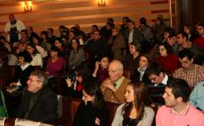 Zeci de persoane au participat la conferinţă Foto Arhivă