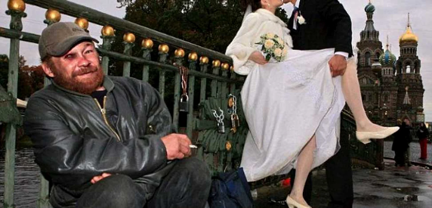 Din dorinţa de a fi cât mai creativi, unii tineri s-au fotografiat în ipostaze ciudate/Imagini Daily Mail